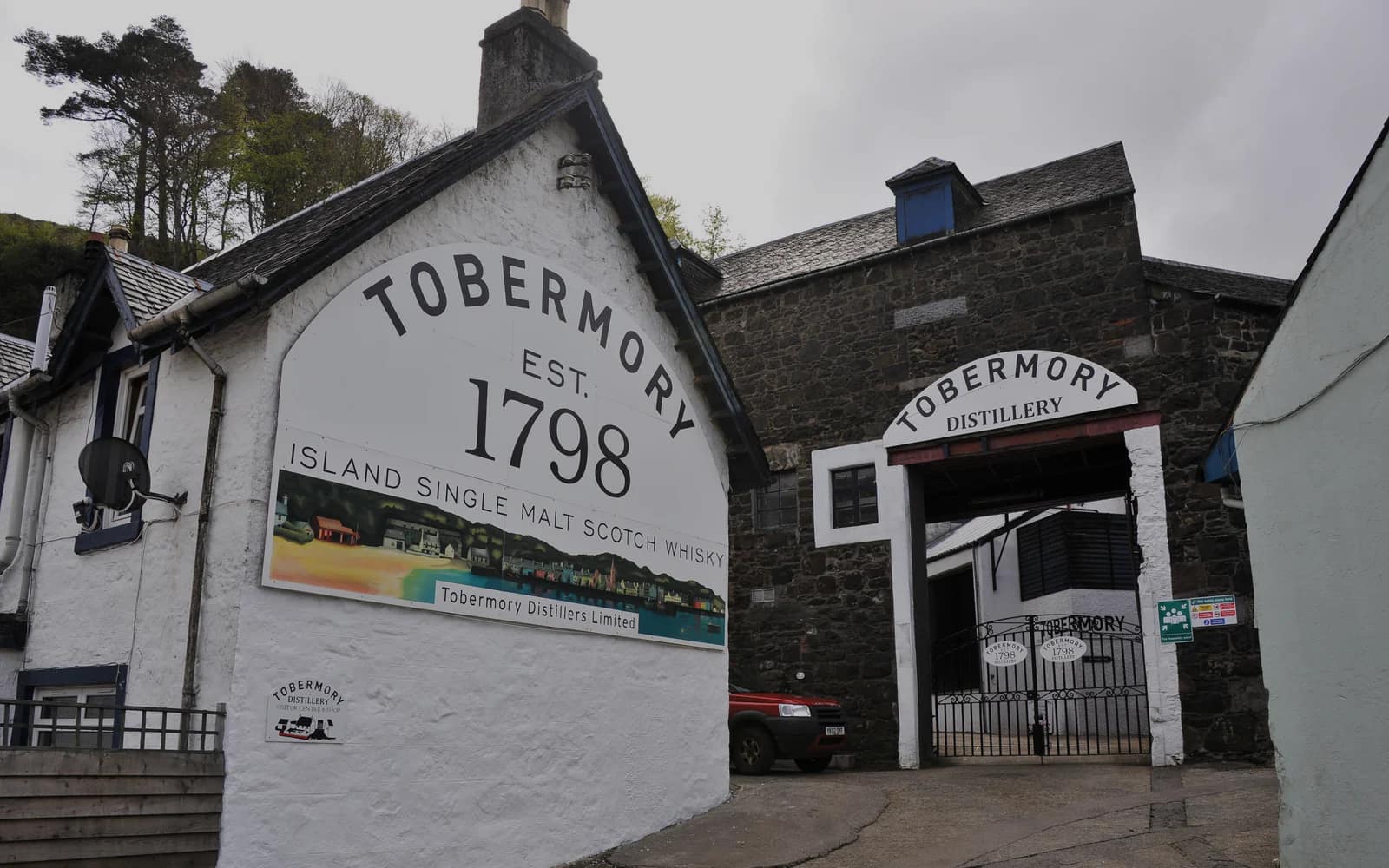 Landscape photograph of Tobermory distillery.