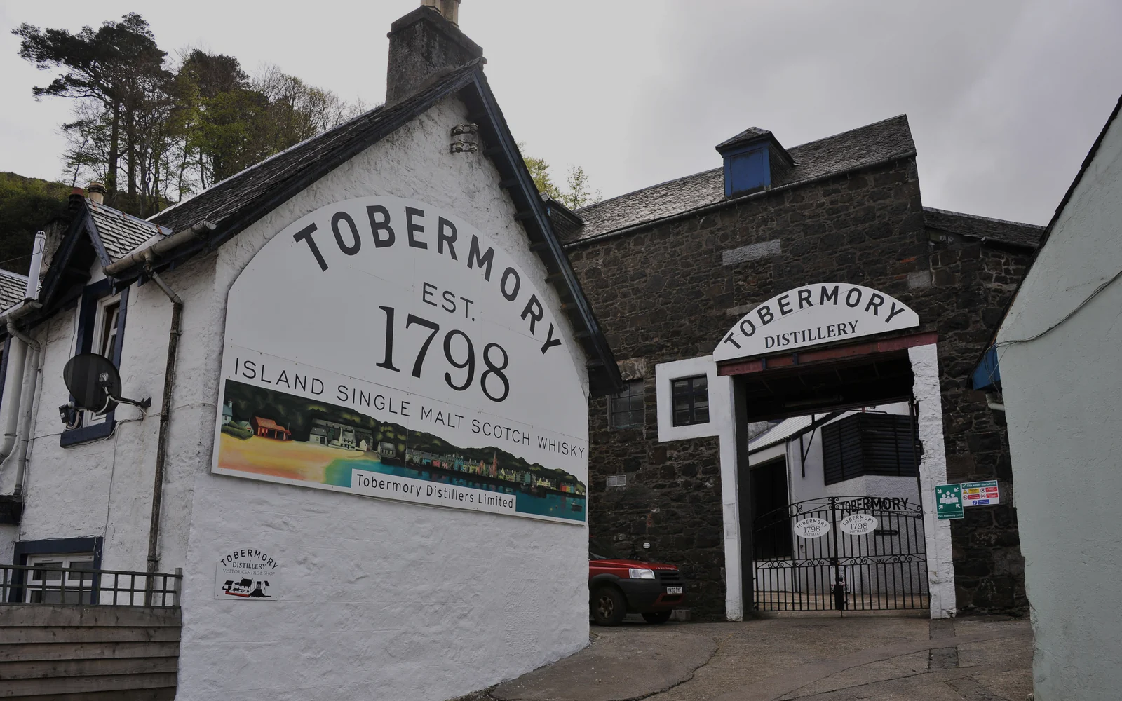 Landscape photograph of Tobermory distillery.